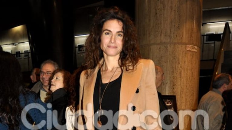 Florencia Raggi, elegantísima, en el debut de Macbeth (Foto: Jennifer Rubio).
