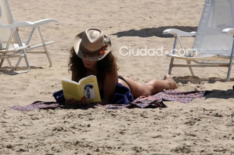 Florencia Raggi, una diosa dedicada a la lectura en sus vacaciones en Punta del Este