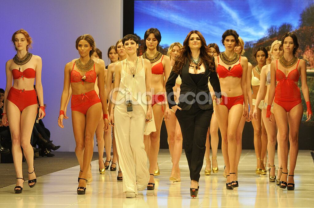 Florencia Torrente y Araceli González en la pasada final de su desfile del BAAM. (Foto: Jennifer Rubio / Ciudad.com)