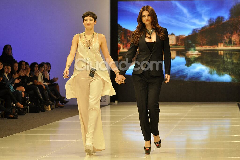 Florencia Torrente y Araceli González en su desfile del BAAM. (Foto: Jennifer Rubio / Ciudad.com)