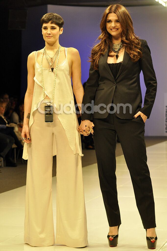 Florencia Torrente y Araceli González en su desfile del BAAM. (Foto: Jennifer Rubio / Ciudad.com)