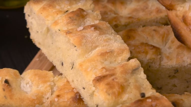 Focaccia de papa con hierbas y ajo: la mejor receta para sorprender a todos en la mesa