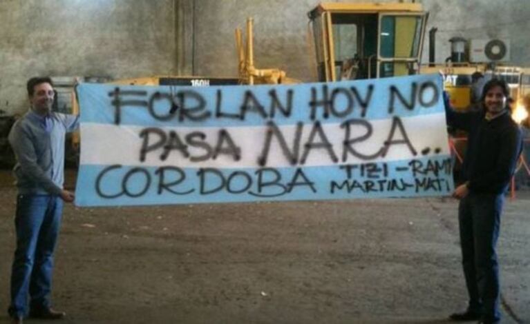 "Forlán, hoy no pasa Nara". (Foto: Clarin.com)
