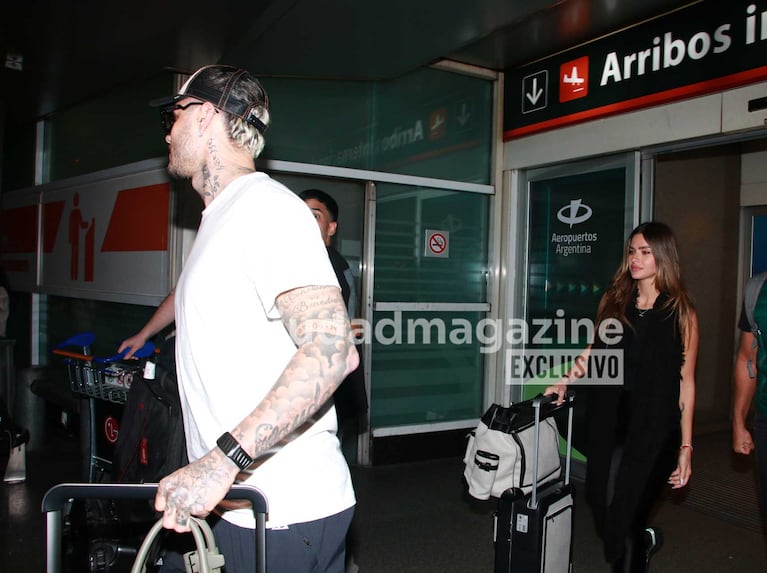 Fotos: Mauro Icardi y la China Suárez llegaron de Turquía y los recibieron al grito de “¡Wanda! ¡Wanda!”