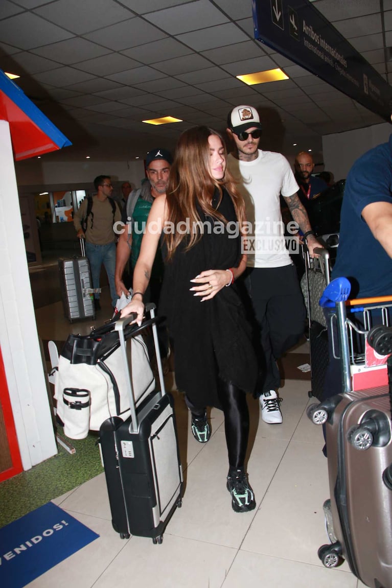 Fotos: Mauro Icardi y la China Suárez llegaron de Turquía y los recibieron al grito de “¡Wanda! ¡Wanda!”