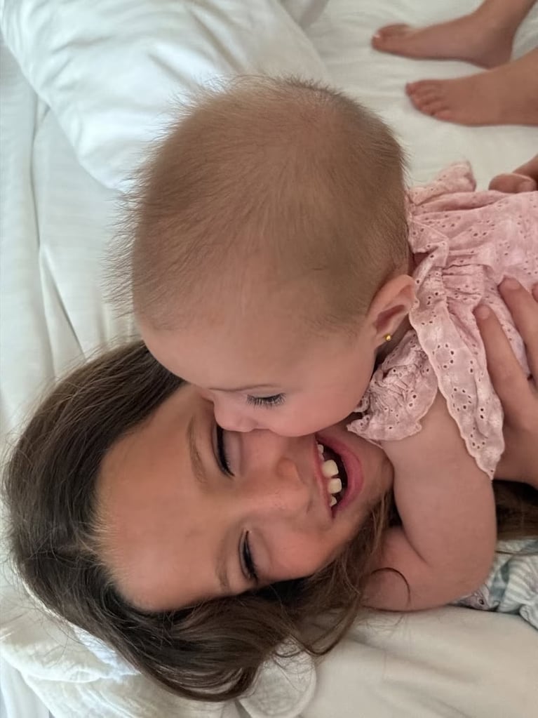 Francesca con Aitana encima, las dos riendo.