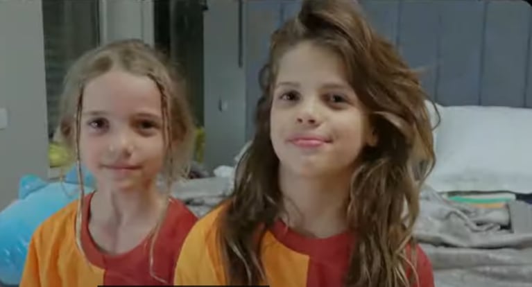 Francesca e Isabella Icardi, con la camiseta del Galatasaray, en el video de "amor verdadero".