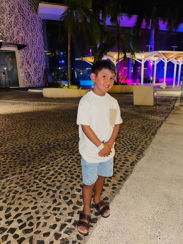 Francesco Benicio disfrutó del Caribe con su papá y madrastra mientras Morena Rial está detenida. Crédito: Instagram