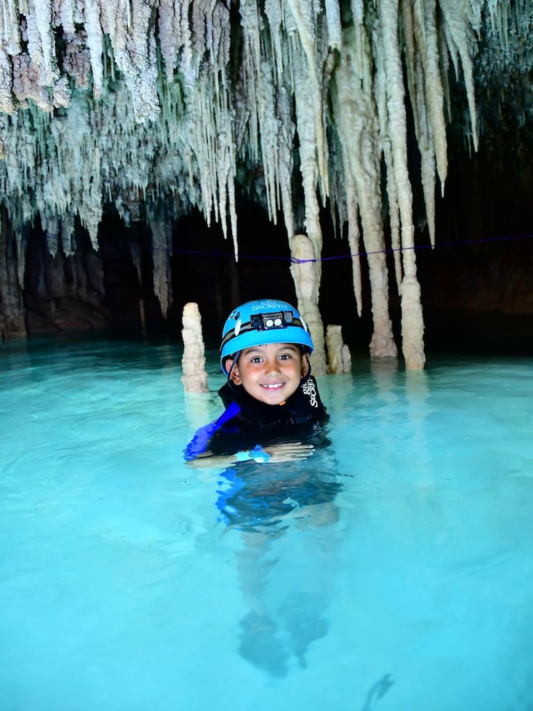Francesco Benicio disfrutó del Caribe con su papá y madrastra mientras Morena Rial está detenida. Crédito: Instagram