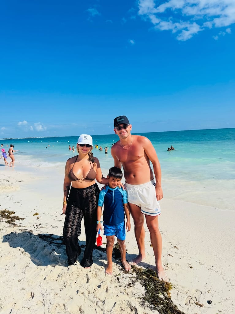 Francesco Benicio disfrutó del Caribe con su papá y madrastra mientras Morena Rial está detenida. Crédito: Instagram