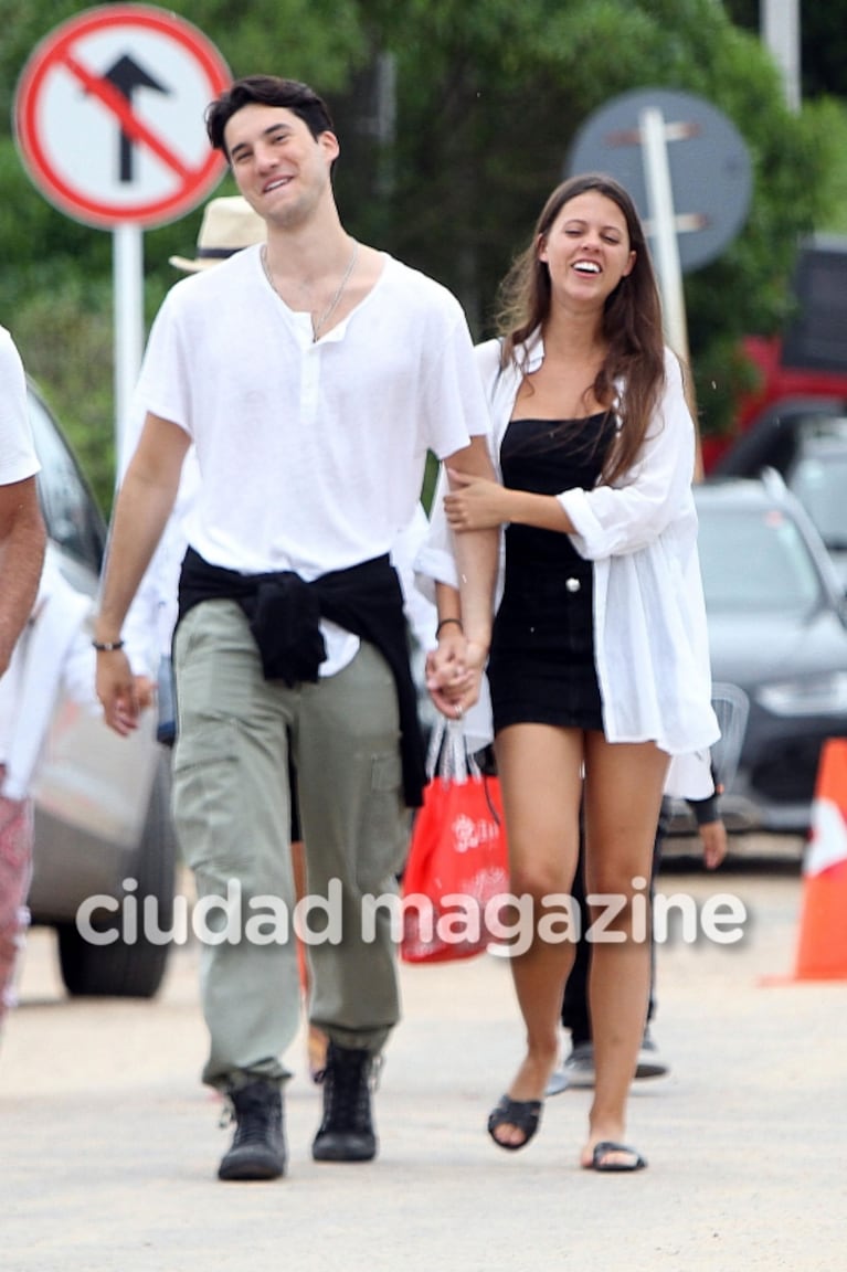 Francisco Tinelli, muy cerca y de la manito con una joven morocha en las calles de Punta del Este