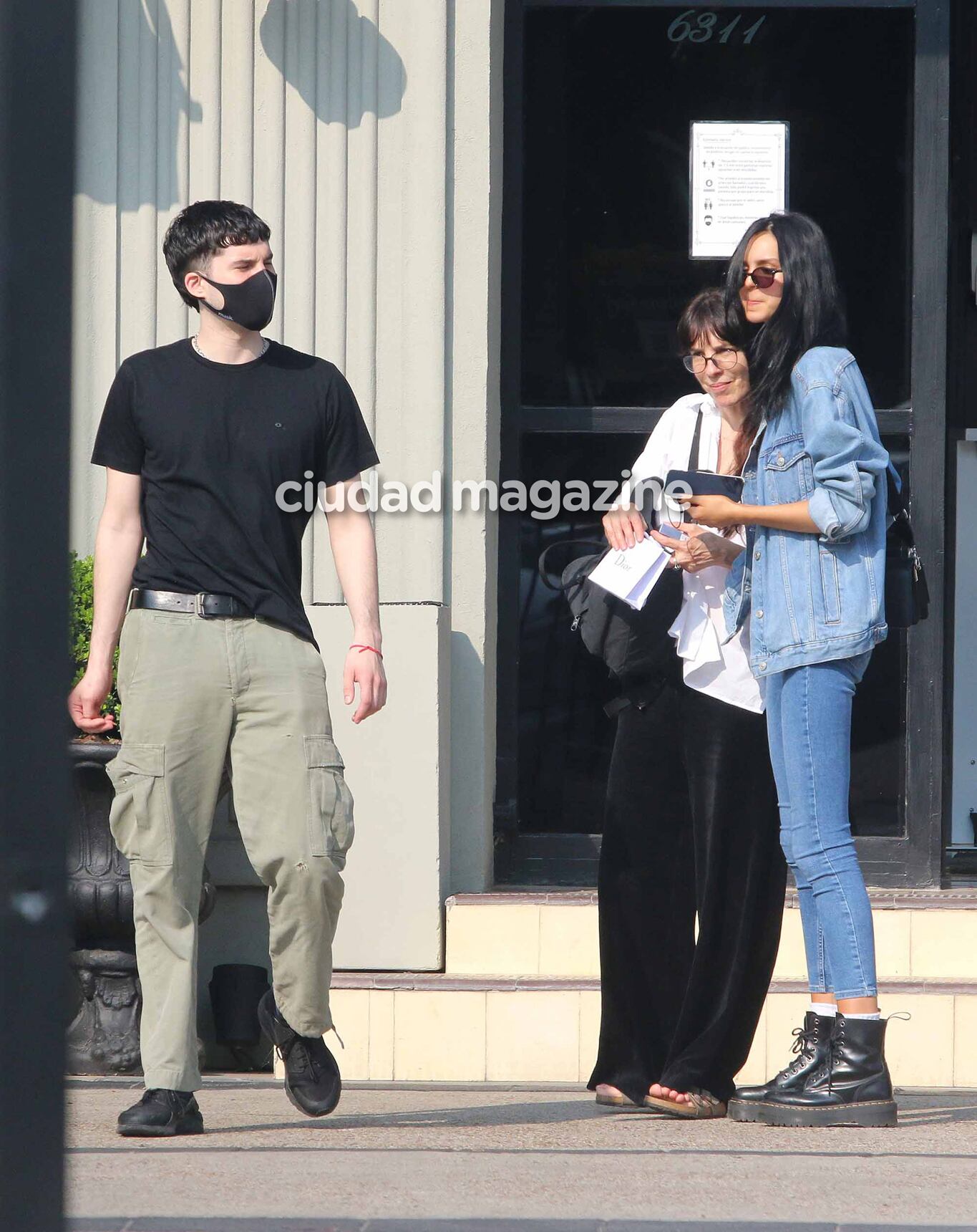 Francisco y Juana Tinelli disfrutaron de una salida primaveral con su mamá, Paula Robles (Foto: Movilpress)