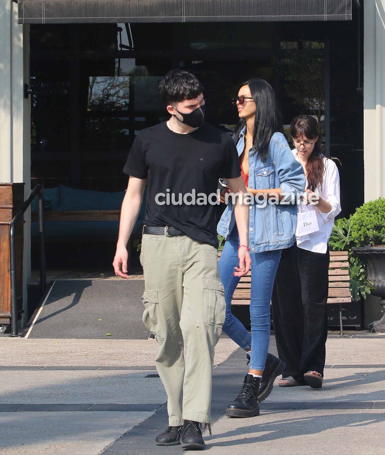 Francisco y Juana Tinelli disfrutaron de una salida primaveral con su mamá, Paula Robles (Foto: Movilpress)