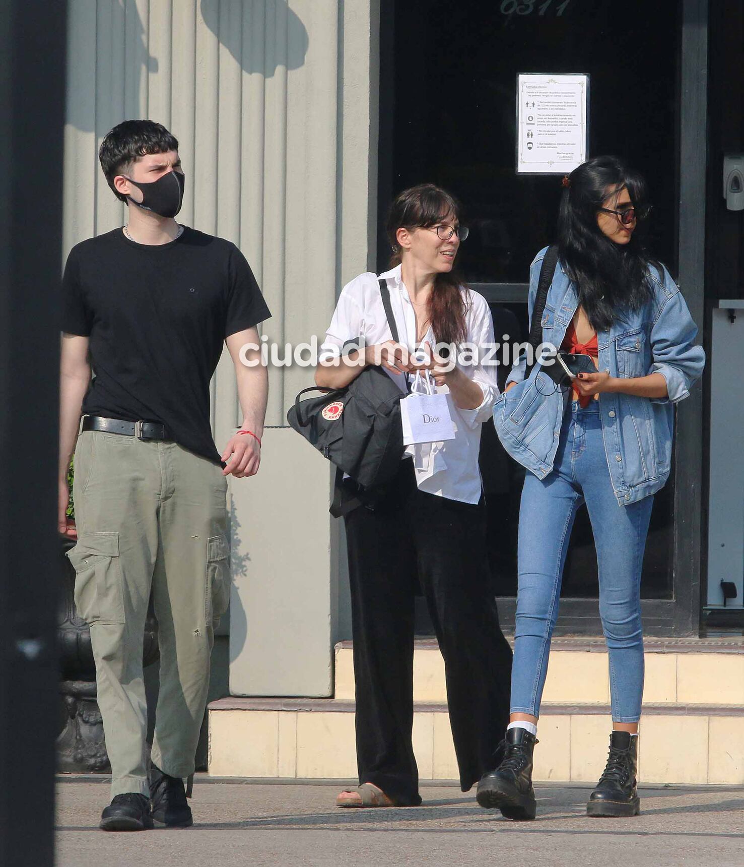 Francisco y Juana Tinelli disfrutaron de una salida primaveral con su mamá, Paula Robles (Foto: Movilpress)