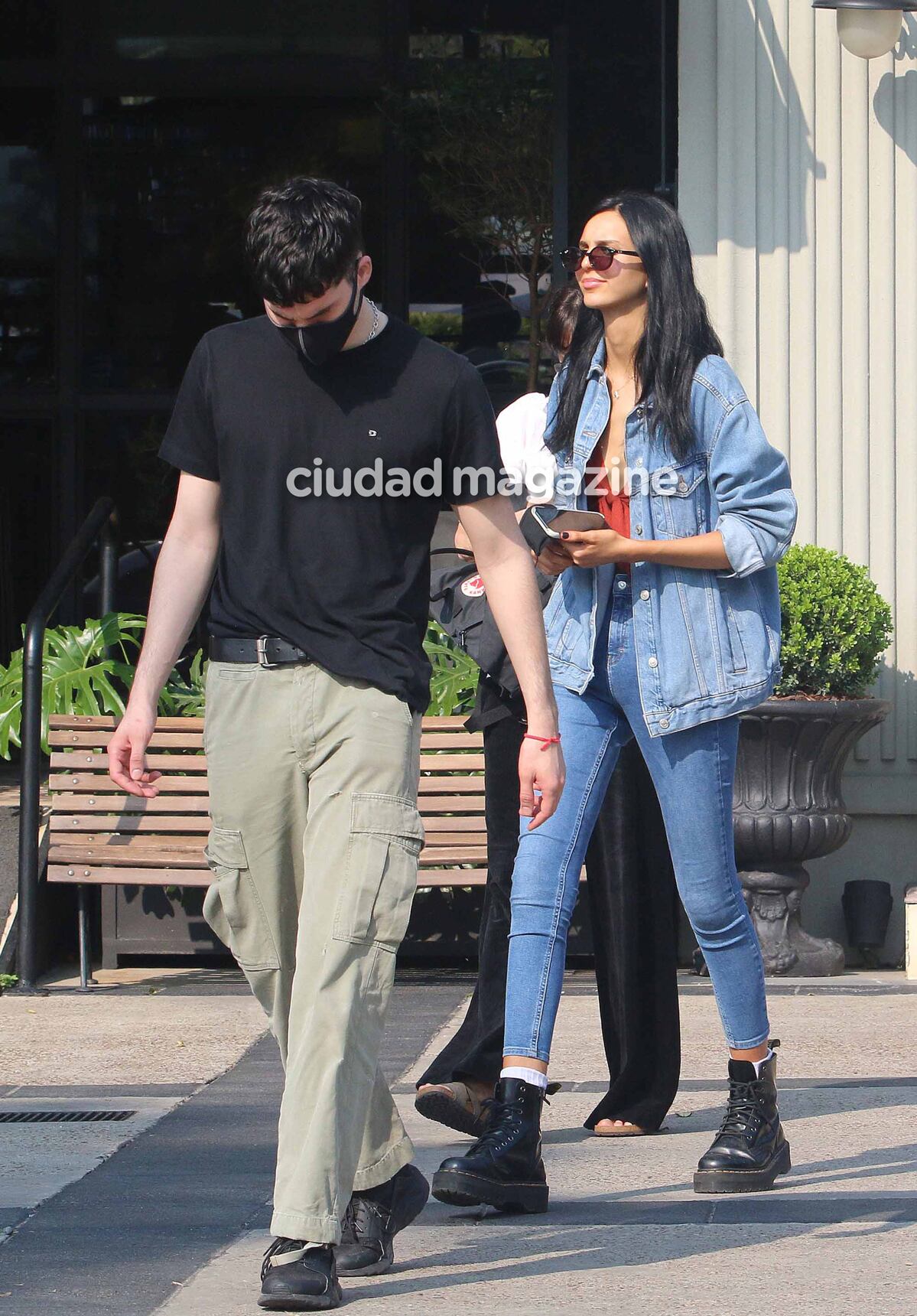 Francisco y Juana Tinelli disfrutaron de una salida primaveral con su mamá, Paula Robles (Foto: Movilpress)