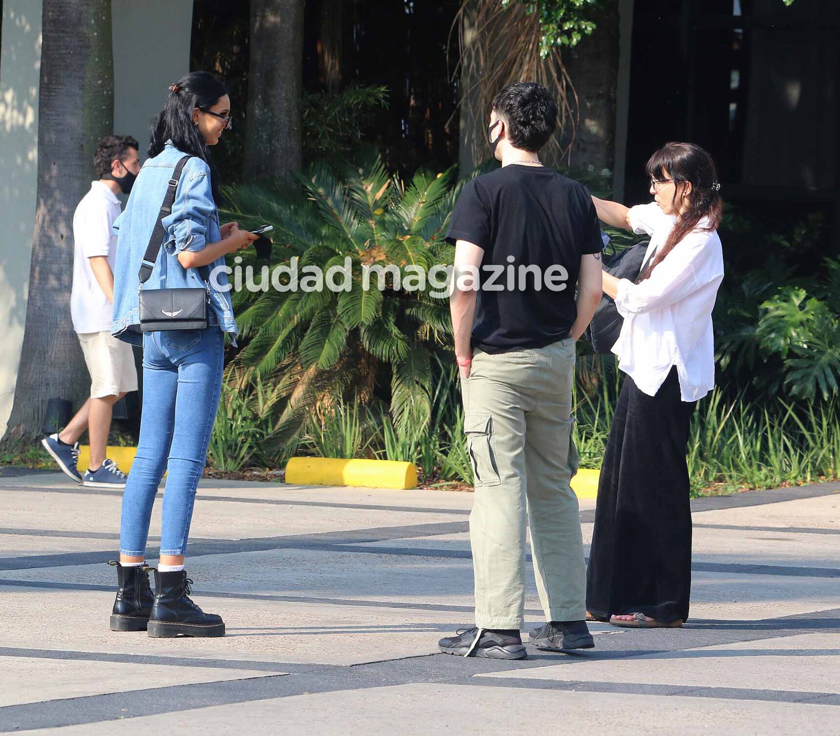Francisco y Juana Tinelli disfrutaron de una salida primaveral con su mamá, Paula Robles (Foto: Movilpress)