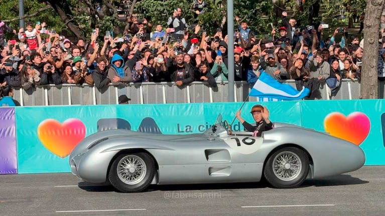 Franco Colapinto en una réplica de la "flecha plateada" de Juan Manuel Fangio (Foto: X.com)