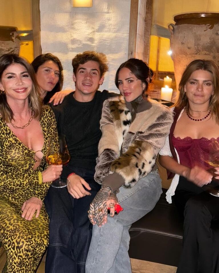 Franco Colapinto junto a Majo Martino, Mica Tinelli y Natalie Pérez (Foto: Instagram)