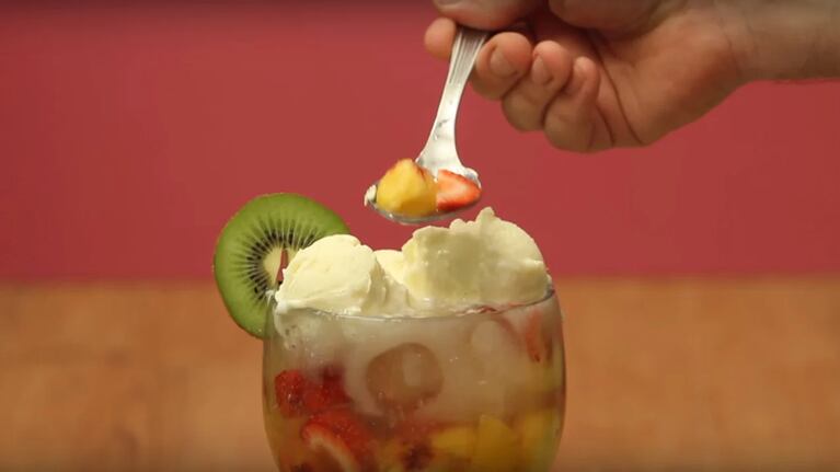 Frutas en fiesta: la receta ideal para una copa refrescante y poder disfrutar
