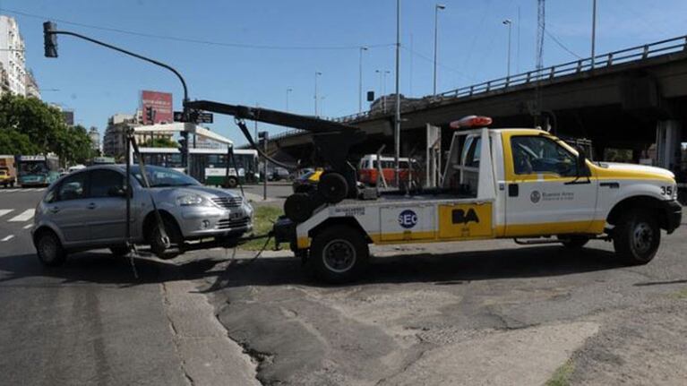 Fue a buscar el auto que le llevó la grúa, discutió con un empleado y le activaron el protocolo de coronavirus