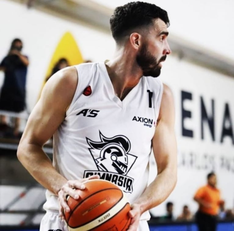 Fuerte carta abierta de un basquetbolista argentino contando que es gay: "No podía comprender cómo me atraía una persona de mi mismo sexo"