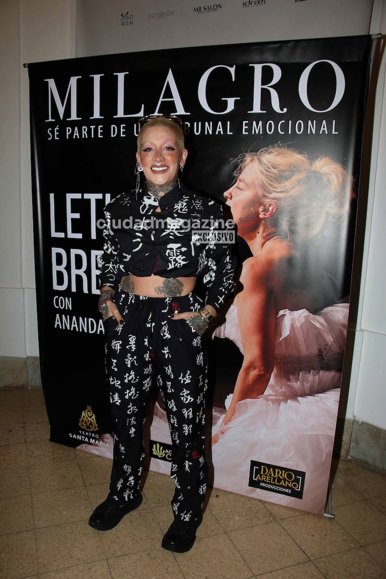 Furia en el estreno de la obra de Leticia Brédice (Foto: Movilpress).