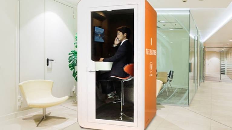 Furor en Japón por las mini oficinas con forma de cabinas telefónicas