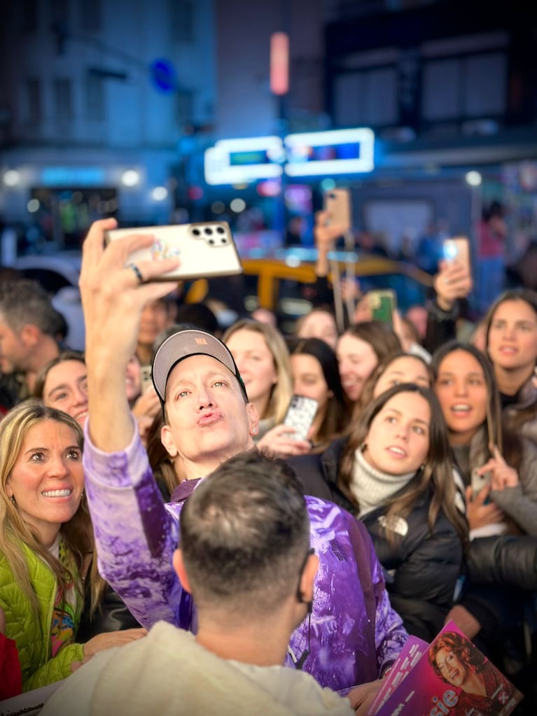 Furor por Tootsie: Nico Vázquez agradeció emocionado a quienes lo esperan a la salida del teatro