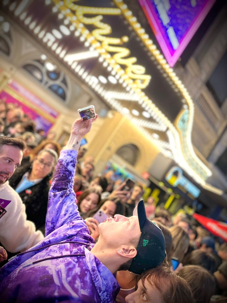 Furor por Tootsie: Nico Vázquez agradeció emocionado a quienes lo esperan a la salida del teatro