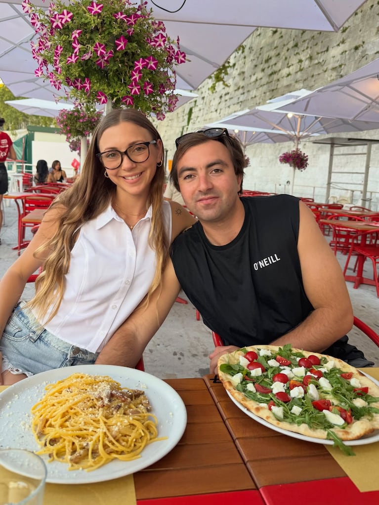 Furor por una pareja dispareja viral en TikTok: “Se enamoró de sus sojas, digo de sus ojos”. Crédito: Instagram