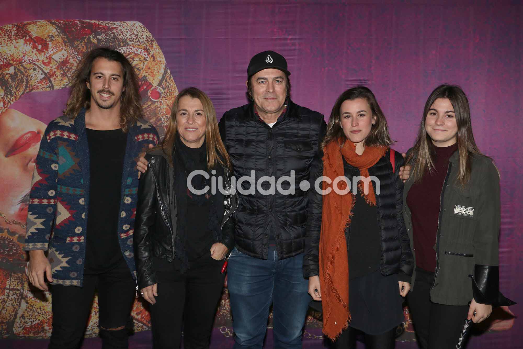 Gabriel Corrado con su mujer y sus hijos. (Foto: Movilpress-Ciudad.com)