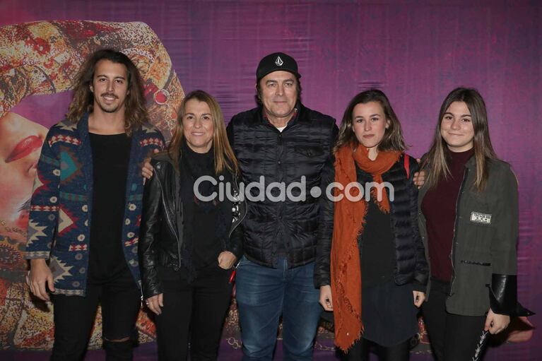 Gabriel Corrado con su mujer y sus hijos. (Foto: Movilpress-Ciudad.com)