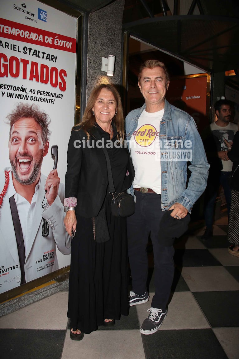 Gabriel Corrado y Constanza Feraud en el teatro (Foto: Movilpress).
