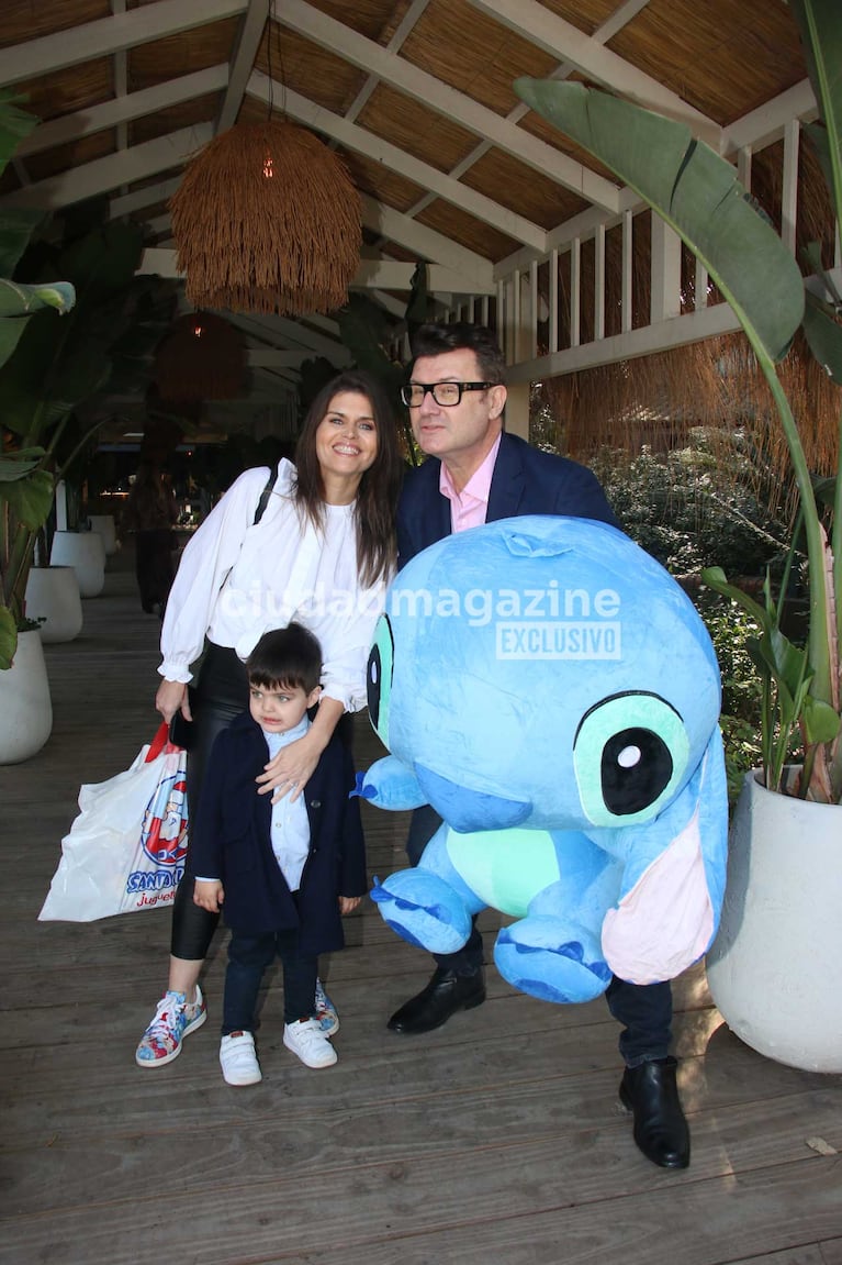 Gabriel Oliveri, Angie Balbiani y el hijo de la actriz, Cósimo (Foto: Movilpress)