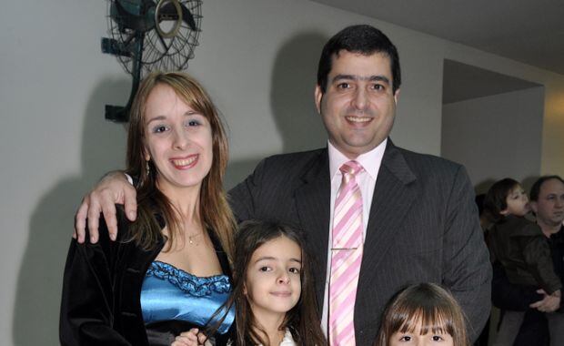 Gabriela Allegue con su marido y sus hijas. (Foto: Jennifer Rubio-Ciudad.com)