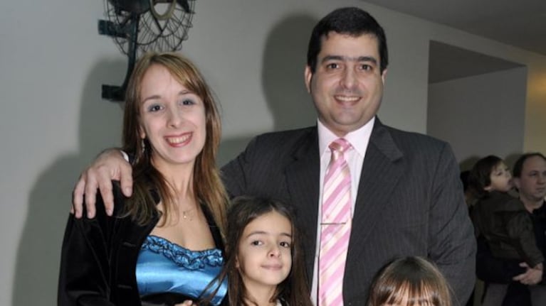 Gabriela Allegue con su marido y sus hijas. (Foto: Jennifer Rubio-Ciudad.com)