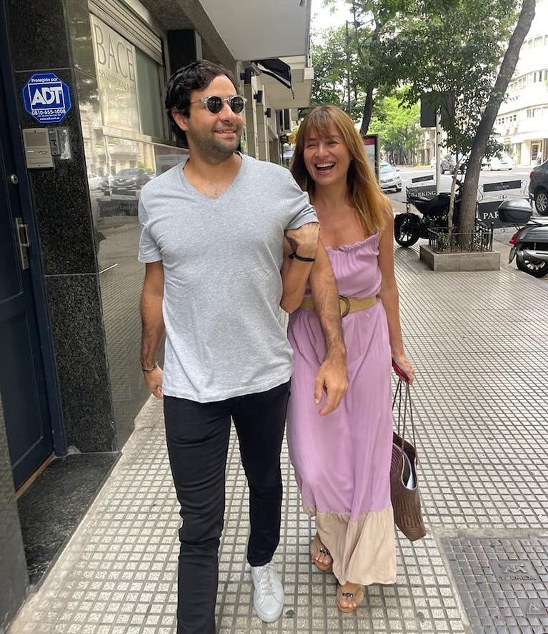 Gabriela Arias Uriburu con su hijo mayor, Karim, en Argentina.