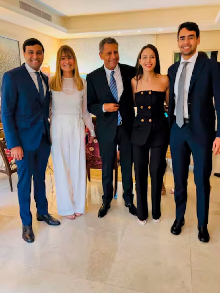 Gabriela Arias Uriburu con sus tres hijos e Imad Shaban, su exmarido.
