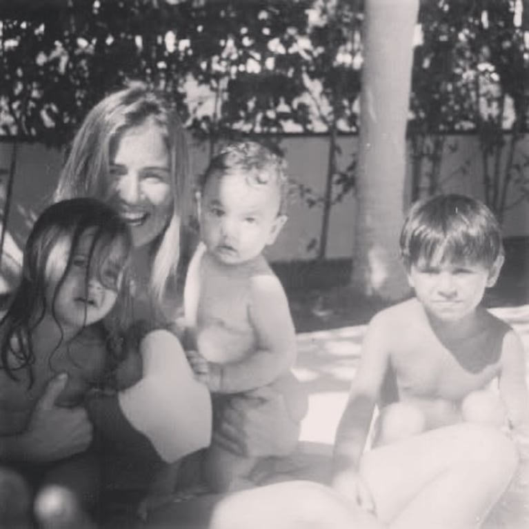 Gabriela con sus tres hijos, en los noventa.