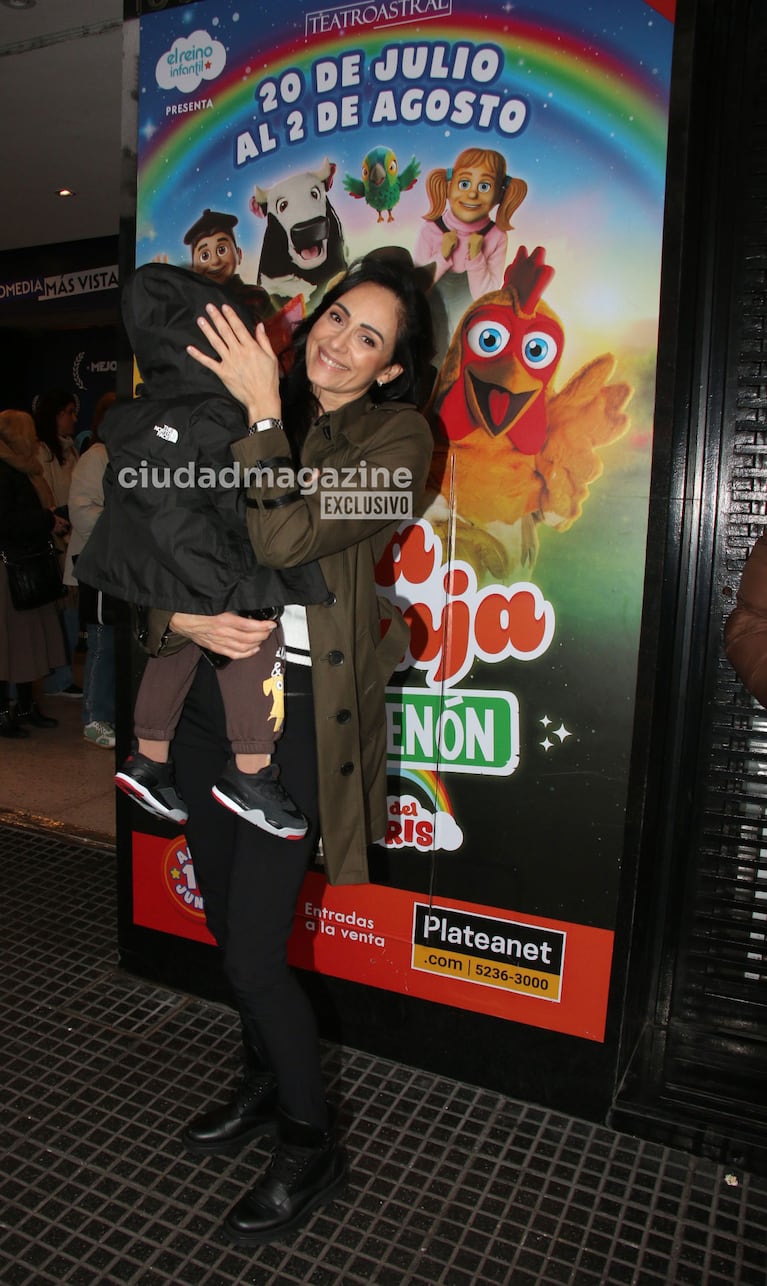 Gabriela Sobrado con su hijo en el estreno de La Granja de Zenon (Foto: Movilpress).