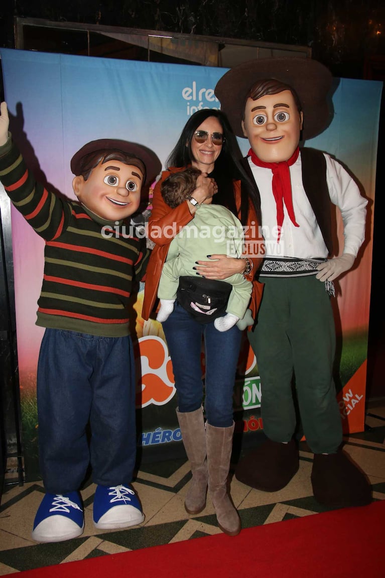 Gabriela Sobrado y Theo (Foto: Movilpress)