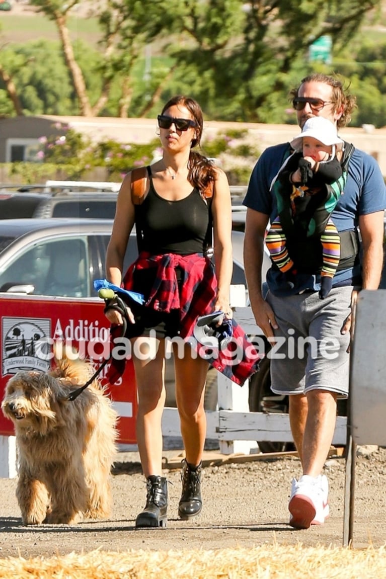 ¡Galán todoterreno! Bradley Cooper, papá canguro en un paseo familiar junto Irina Shayk y su perro