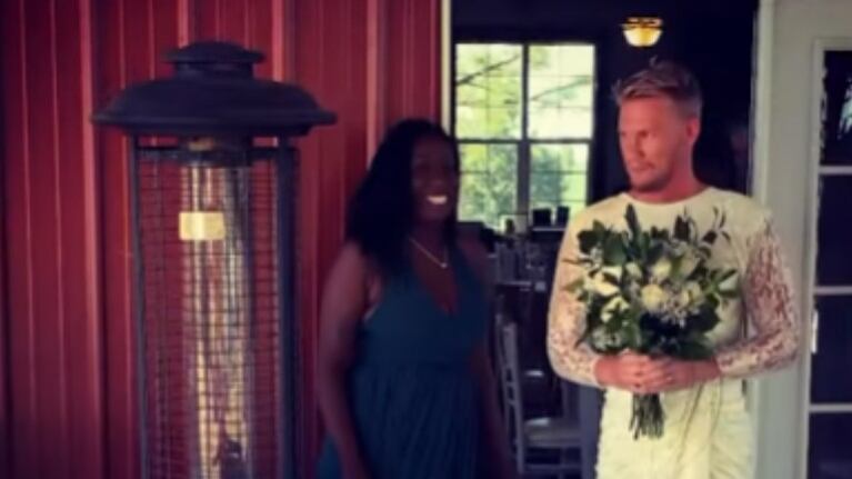 Gasta una broma a su hermano apareciendo vestido de novia en el momento primera vez que el novio ve a la novia