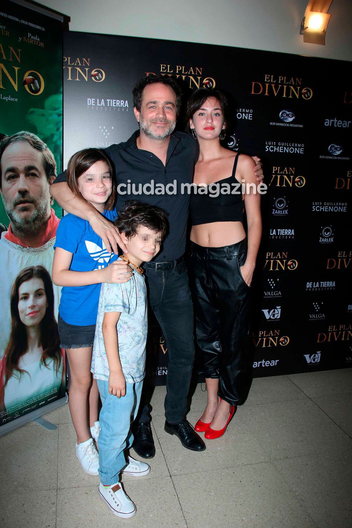 Gastón Pauls con sus hijos, Muna y Milo, y su novia Camila Canicoba Jaimes en la presentación de El plan divino. (Foto: Movilpress)