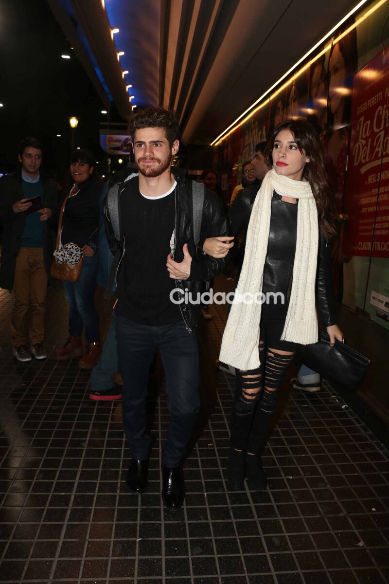 Gastón Soffritti y Agustina Córdova a la salida del teatro  (Fotos: Movilpress). 