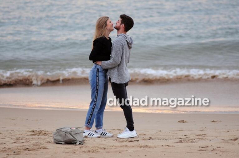 Gastón Soffritti y Stefanía Roitman, mimosos en Punta del Este: risas y paseo de la mano a orillas del mar