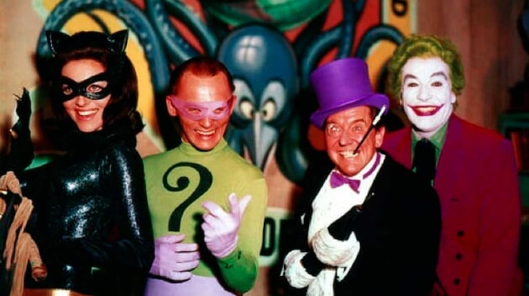 Gatúbela (Julie Newmar), Acertijo (Frank Gorshin), Pingüino (Burgess Meredith) y Guasón (César Romero con bigote pintado) (Foto: captura Batman)