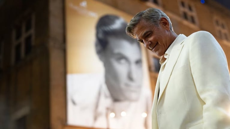 George Clooney interpreta a Jay Kelly, un actor consagrado que atraviesa una crisis existencial.