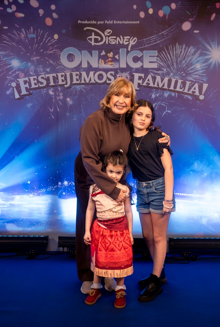 Georgina Barbarossa con sus nietos en el estreno de Disney On Ice (Foto: Prensa).