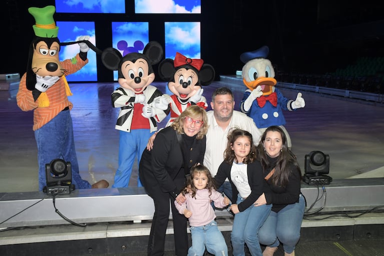 Georgina Barbarossa y su familia en el estreno de Disney On Ice (Foto: Prensa).